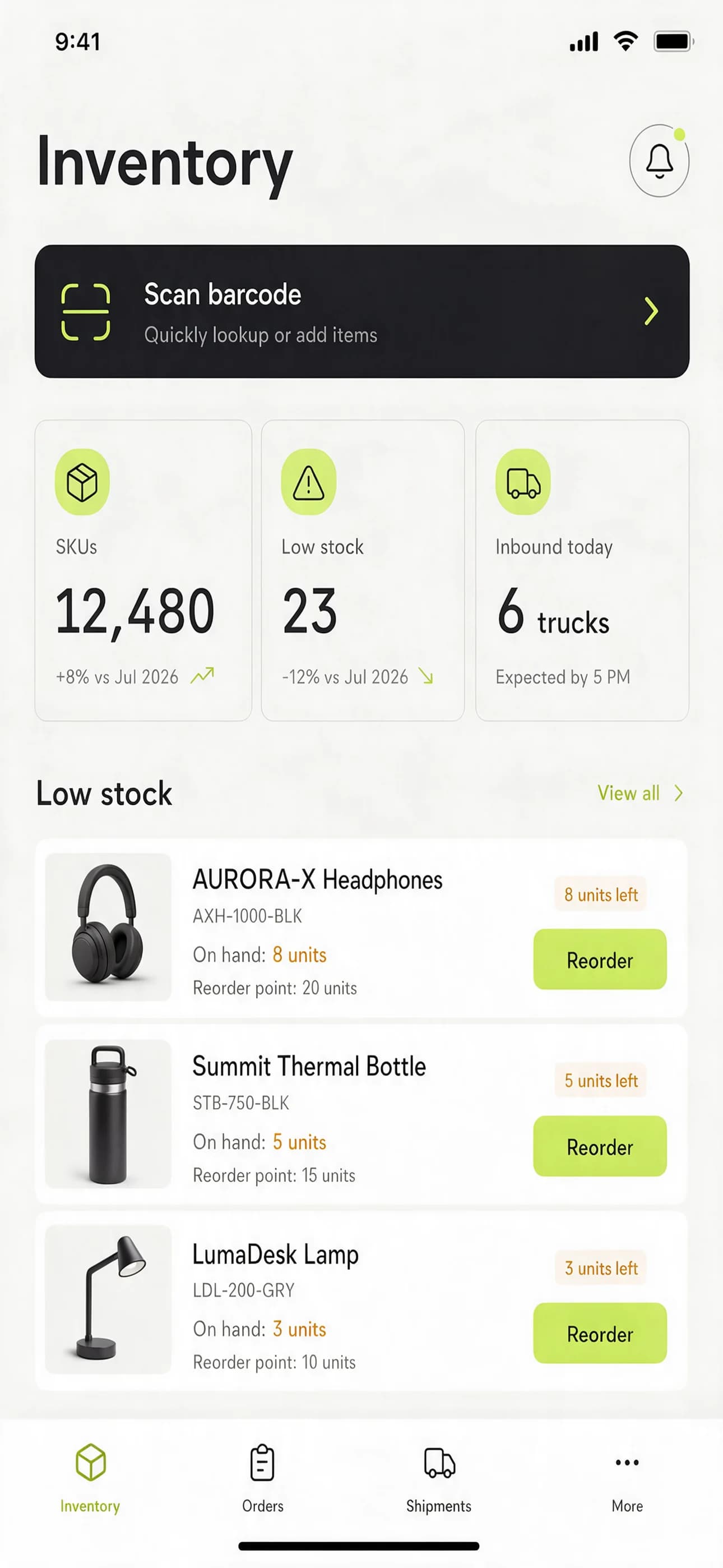 Concept di app mobile per responsabili di magazzino: mostra livelli di stock e articoli in esaurimento, con riordino in un tocco; schermata inventario con riquadri KPI e lista di riordino.